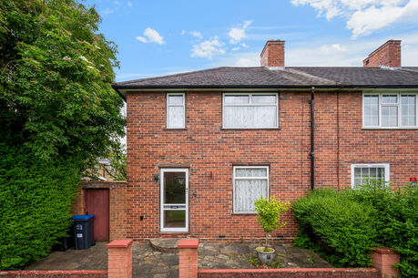 3 bedroom end terraced house for sale