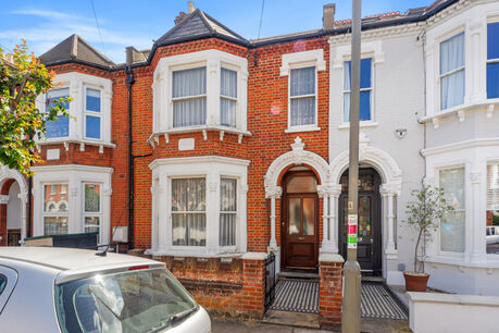 4 bedroom mid terraced house for sale