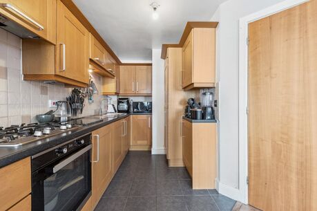 2 bedroom  flat to rent, Available from 04/10/2025
