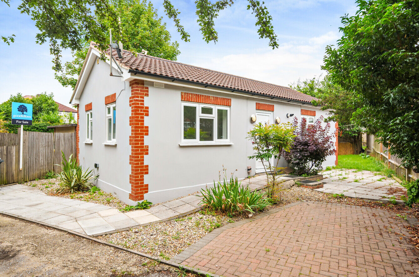 2 bedroom detached bungalow for sale Pentlands Close, Mitcham, CR4, main image