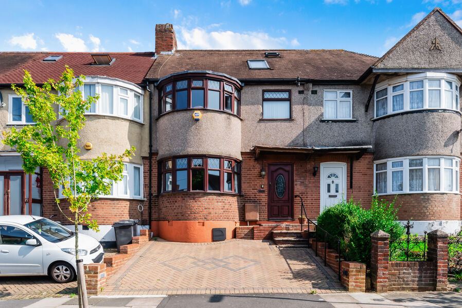 4 bedroom mid terraced house for sale