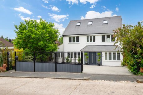 6 bedroom detached house for sale