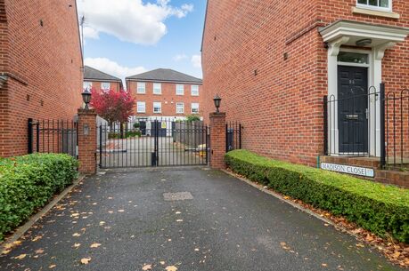 4 bedroom end terraced house for sale