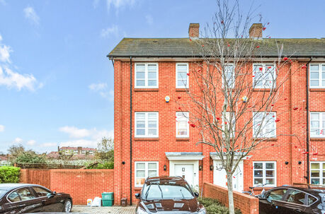 4 bedroom end terraced house for sale