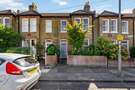 2 bedroom mid terraced house for sale