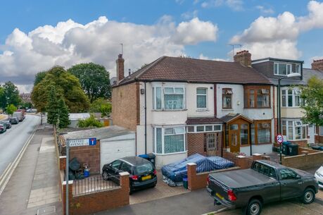 3 bedroom end terraced house for sale