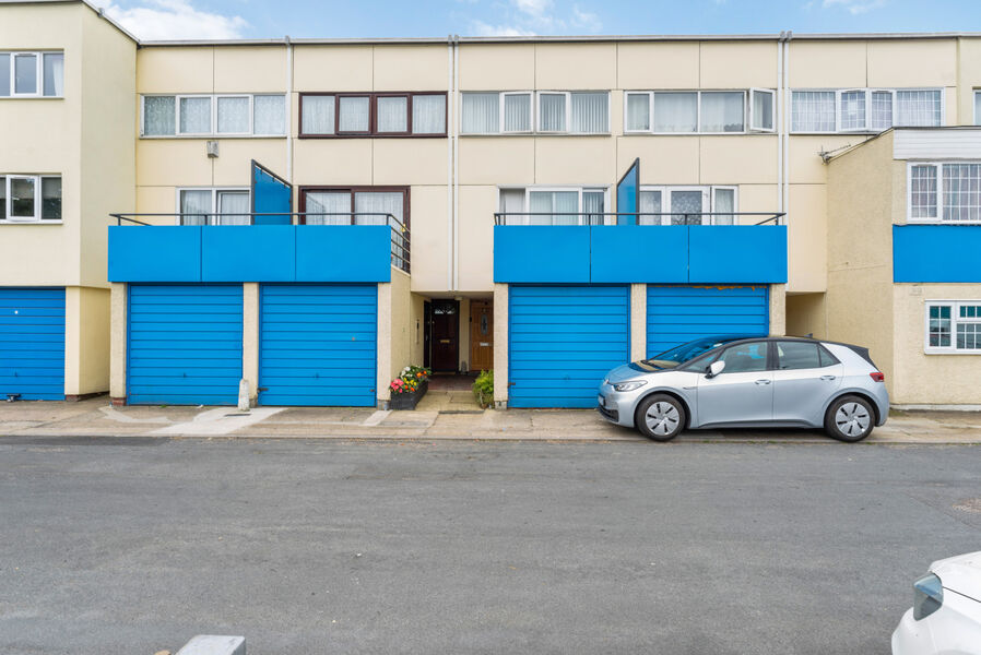 3 bedroom mid terraced house for sale Montgomery Close, Mitcham, CR4