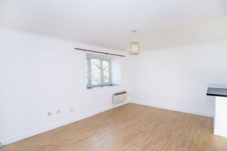 2 bedroom  flat to rent, Available from 08/02/2025