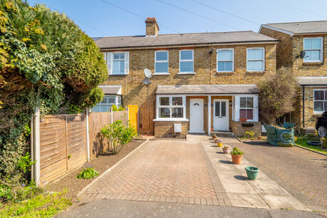 2 bedroom mid terraced house for sale